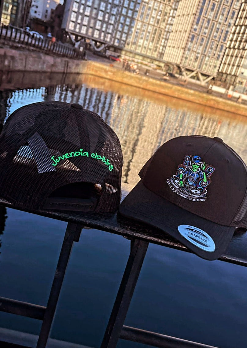 Space Alien DJ trucker cap - black x neon green