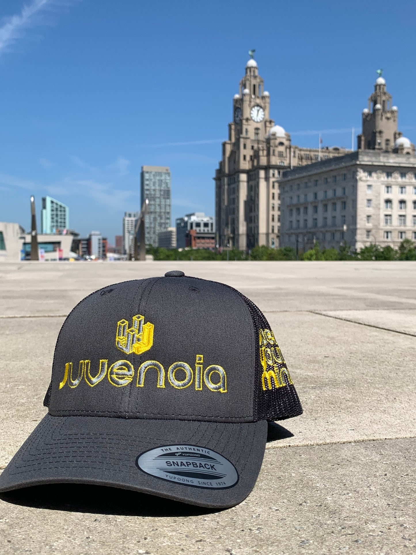 'J' Collection trucker cap - grey x neon yellow