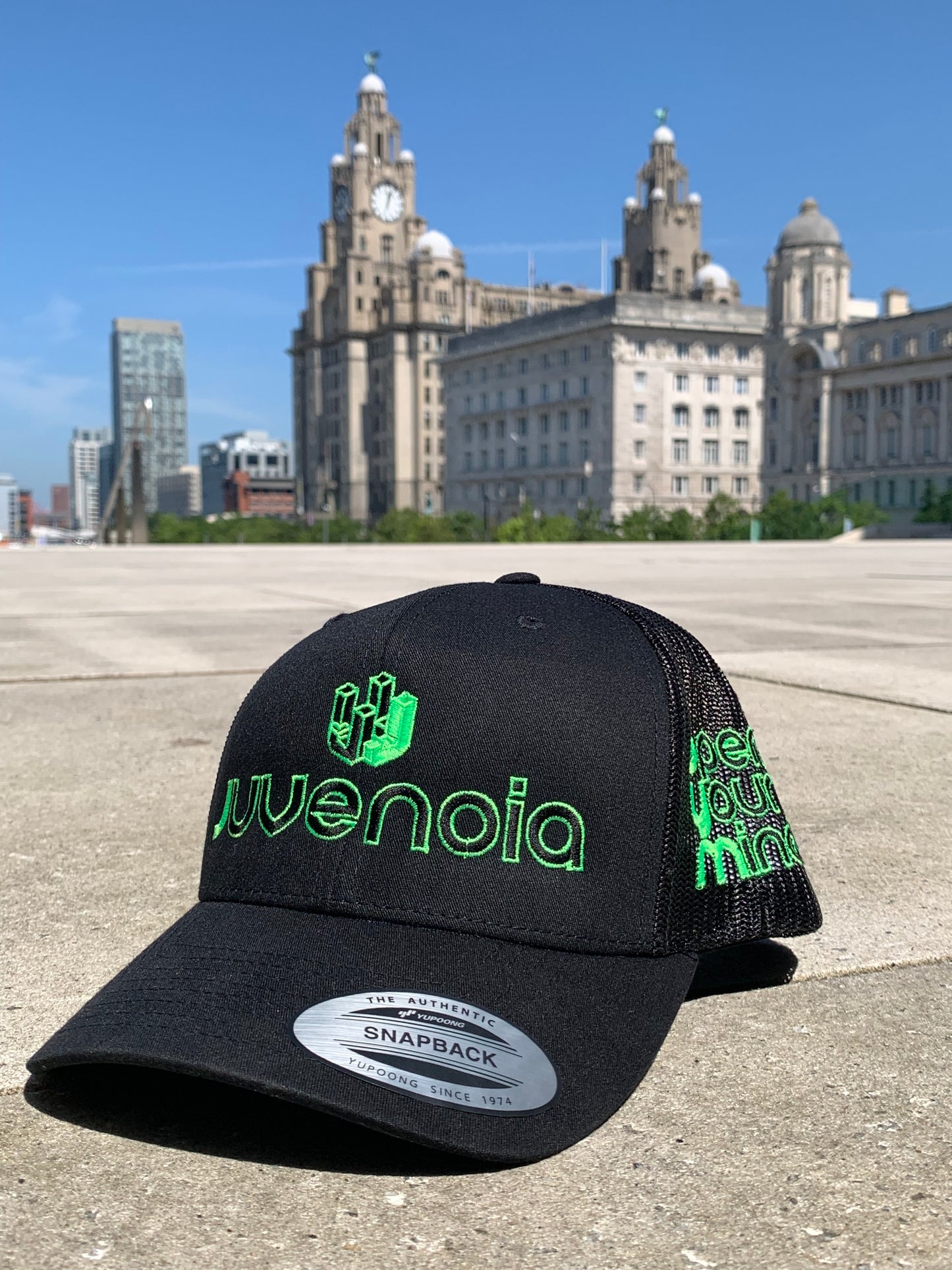 'J' Collection trucker cap - black x neon green