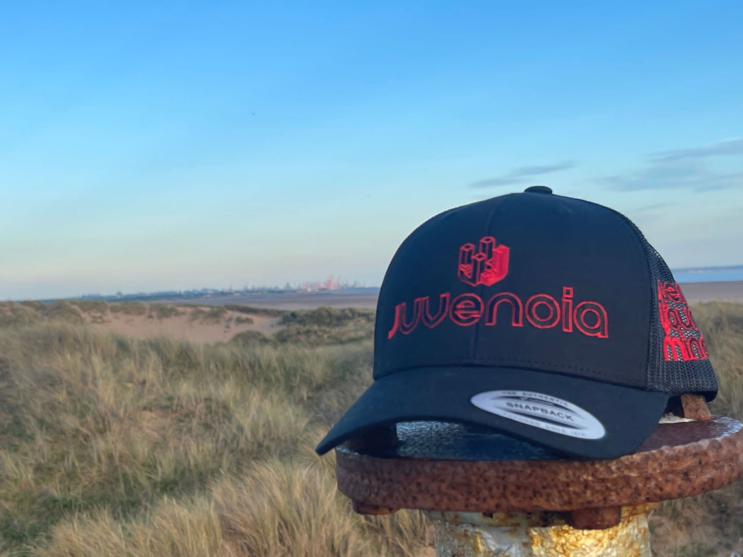 'J' Collection trucker cap - black x boxing glove red